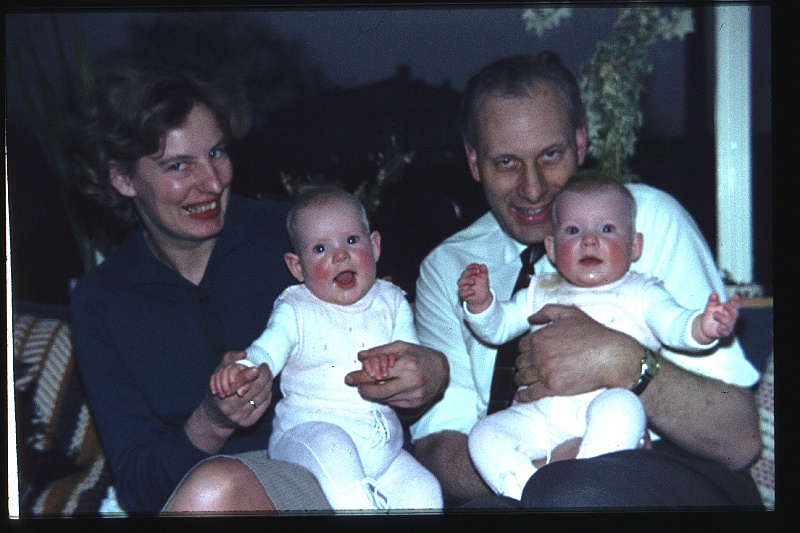 17.Delft feb 1964 Papa,Mama,Brigitte,Marion.JPG